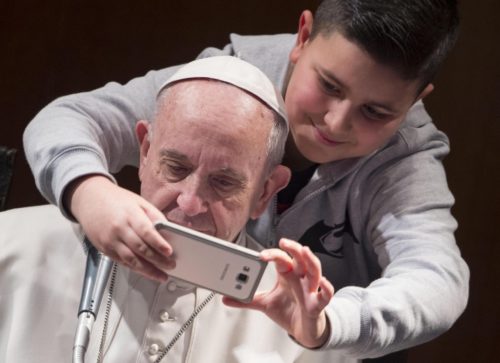 Ferenc pápa és a fiatalok (MTI)